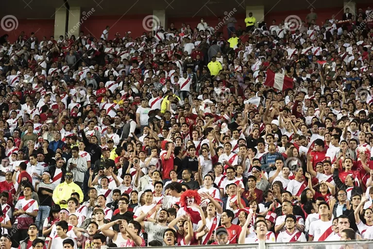 hinchas-peruanos-de-fútbol-animando-su-equipo-con-franjas-bandera-en-la-cara-del-estadio-fanáticos-entusiastas-se-regocijan-268277376