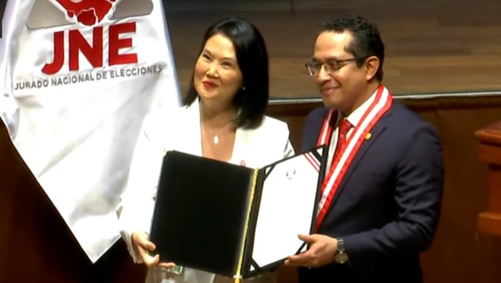 Keiko Fujimori recibe credencial