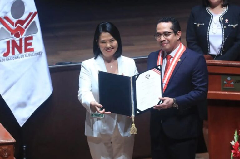 Keiko recibe credenciales