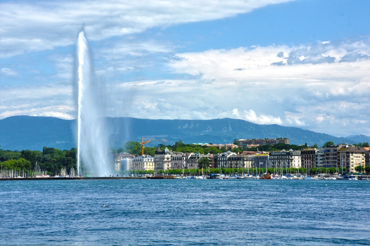 Geneva_harbor_and_jet_d'eau