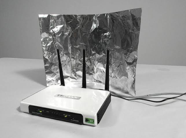 papel aluminio en el router