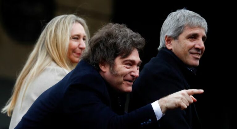 Karina y Javier Milei junto a Luis Caputo